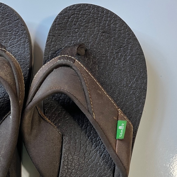Sanuk Men's Brown Flip Flops - Picture 3 of 7